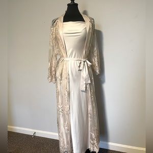 Beautiful Rya Collection Darling Gown with robe. Perfect condition.